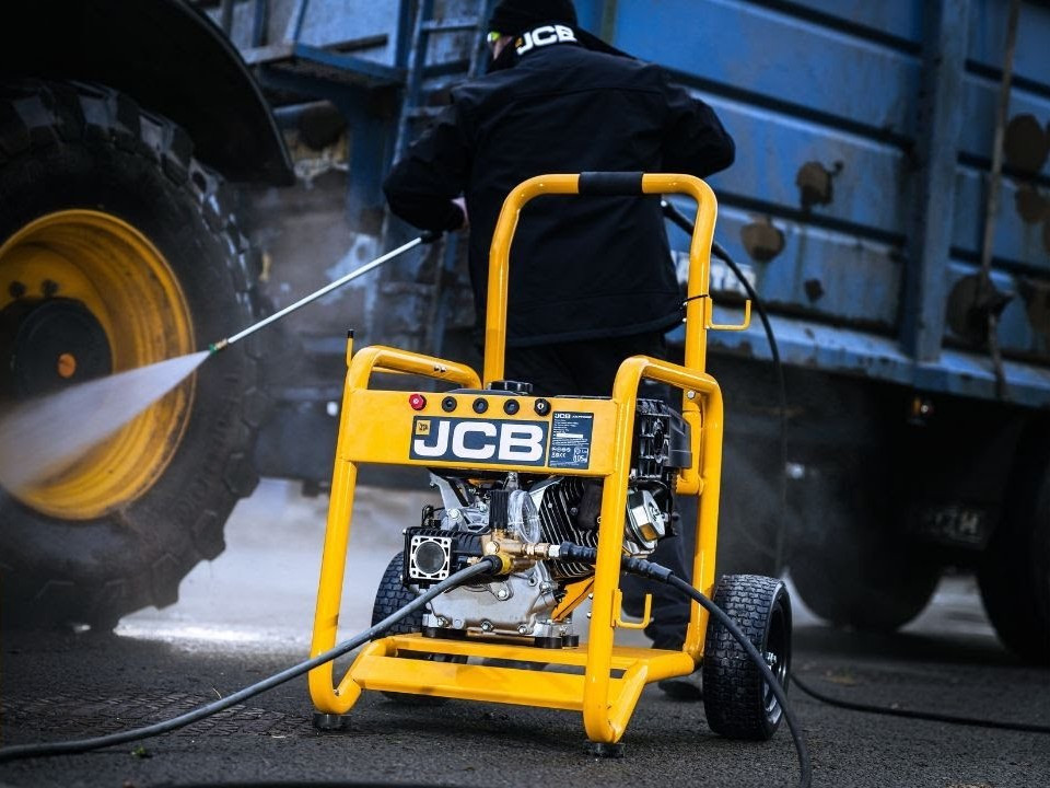 Mezőgazdasági felhasználás – kültéri tisztítás JCB magasnyomású mosóval